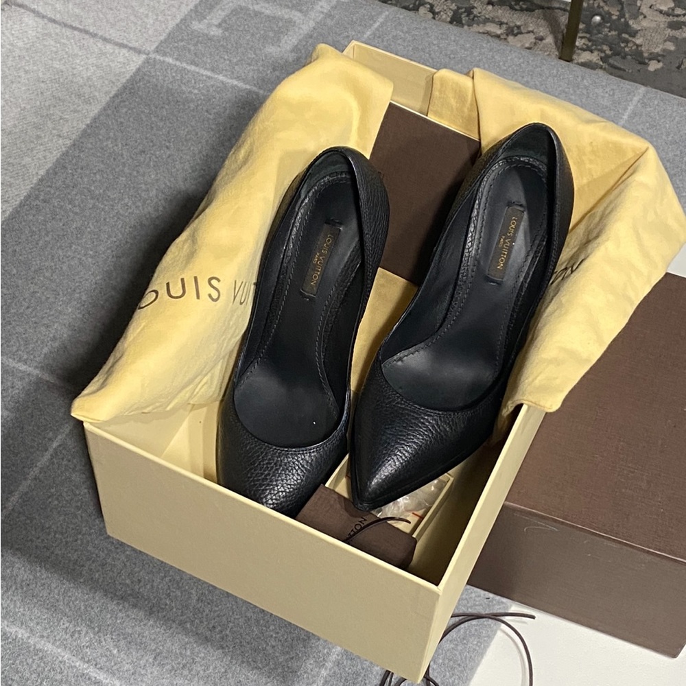 Louis Vuitton shoe almost new